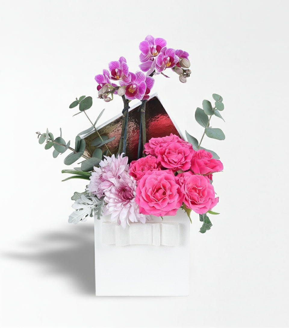 Beyaz Kutuda Pembe Mini Orkide Ve Pembe Çardak Gül Aranjmanı
