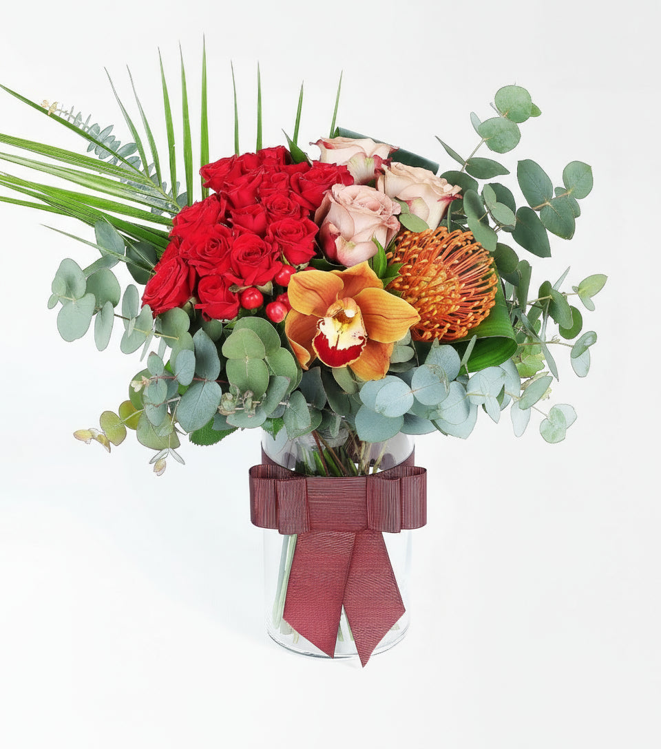 Cappucino Gül Cymbidum Orkide ve Lucuspermum Cam Vazoda Çiçek Aranjmanı