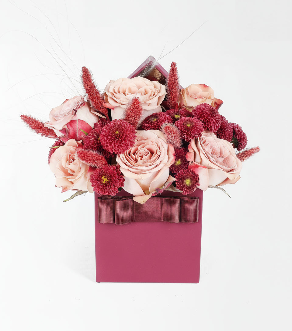 Cappucino Purpetta - Cappucino Güller ve Bordo Krizantemli Çiçek Aranjmanı