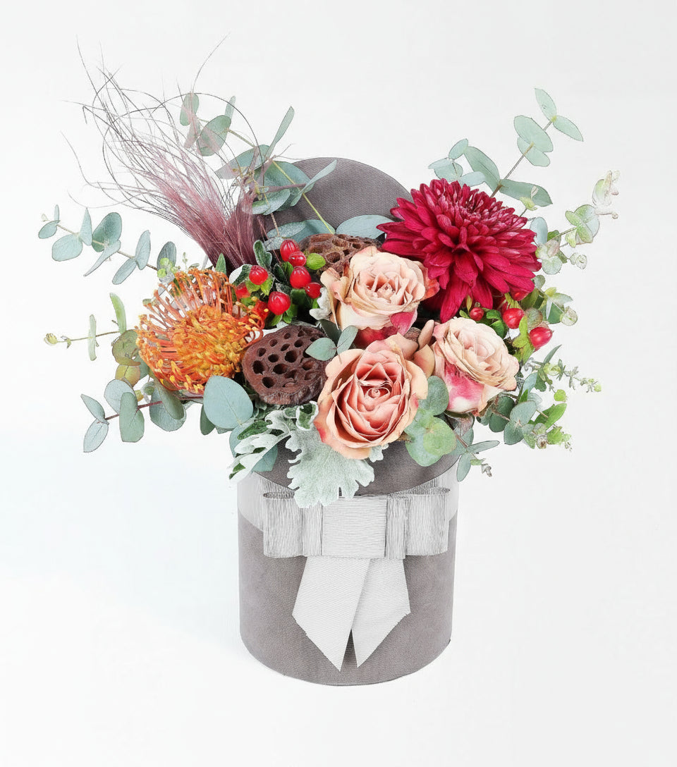 Gri Kadife Kutusunda Cappucino Güller, Anastasyalı Karışık Çiçek Aranjmanı