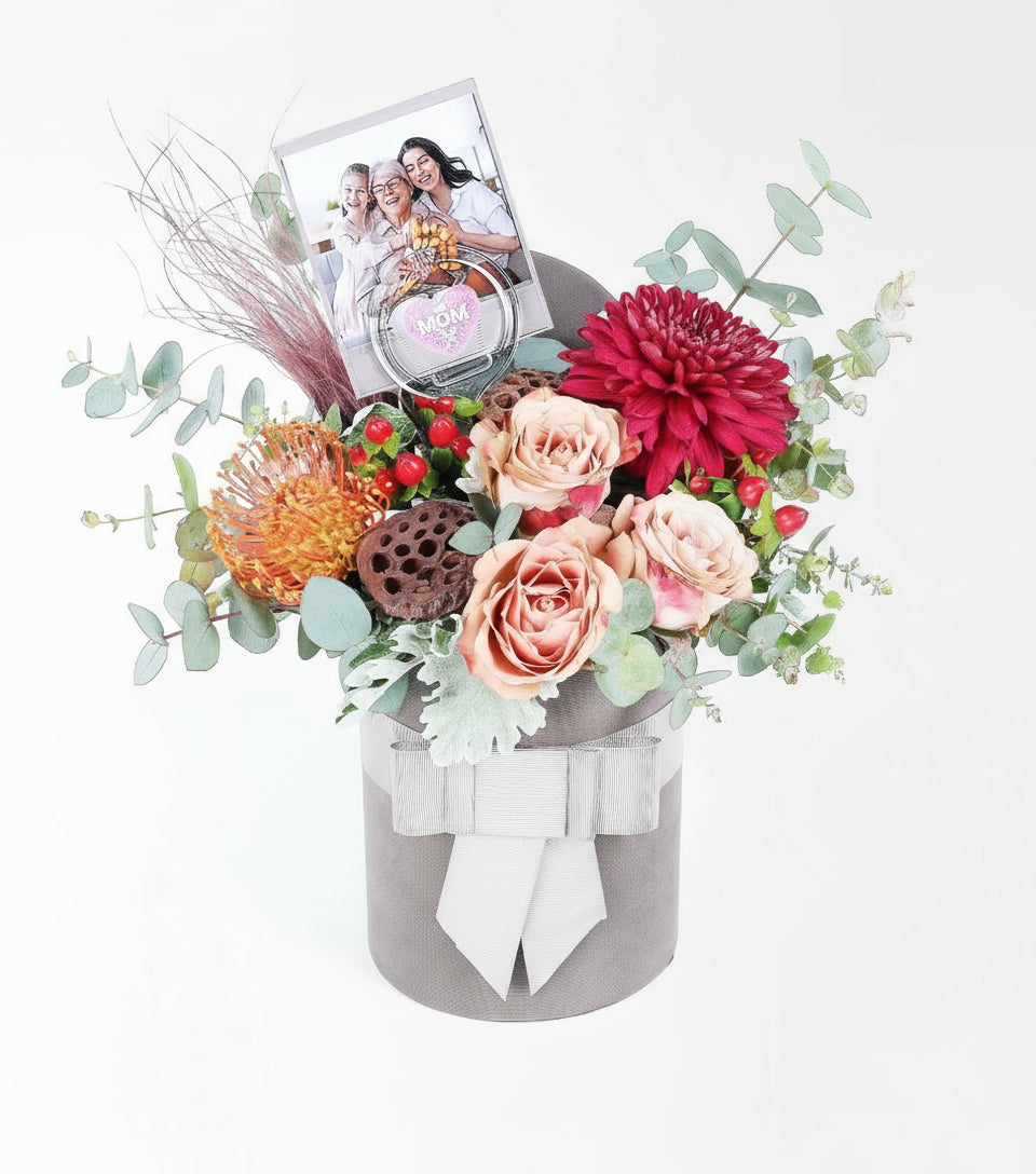 Fotoğraflı Çiçek Aranjmanı Anneler Günü Çiçeği Gri Kadife Kutusunda Cappucino Güller, Anastasya ve Lecuspermum