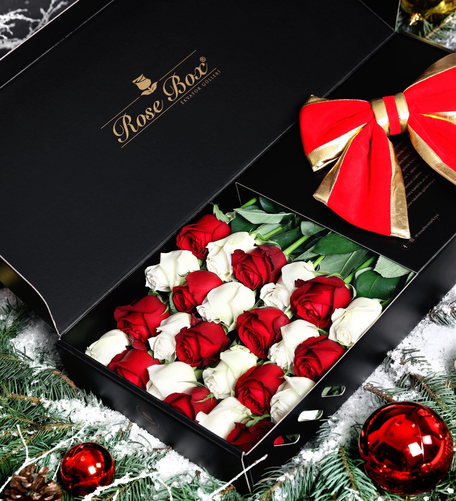 Xmas Siyah Kutuda 24 Kırmızı Beyaz Gül