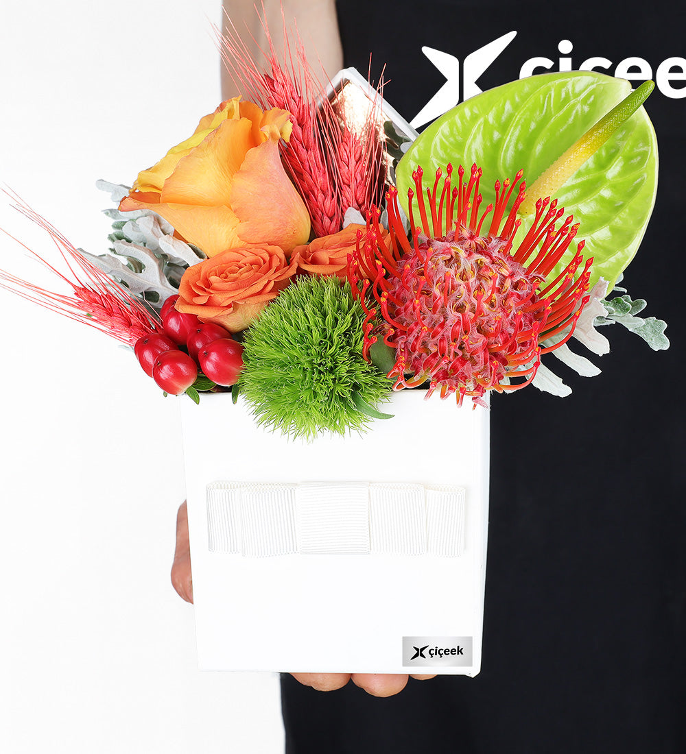 Beyaz Kutuda Lecuspermu Turuncu Gül Ve Antoryum Aranjmanı