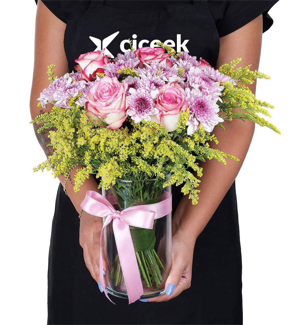 Cam Vazoda Pembe Papatya Ve Pembe Gül Aranjmanı