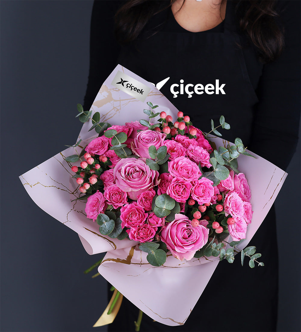 Happy Pembe Güllerden Çiçek Buketi
